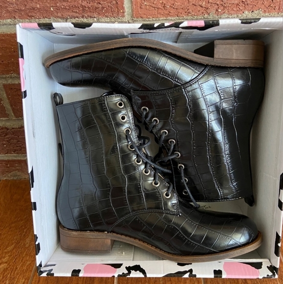 Croc Embossed Boots - Picture 6 of 7